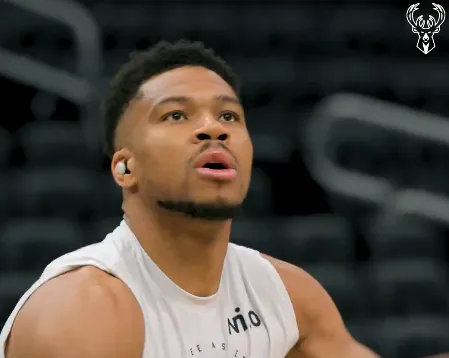 大神28-他来了！雄鹿官方晒字母哥积极投入赛前热身的瞬间