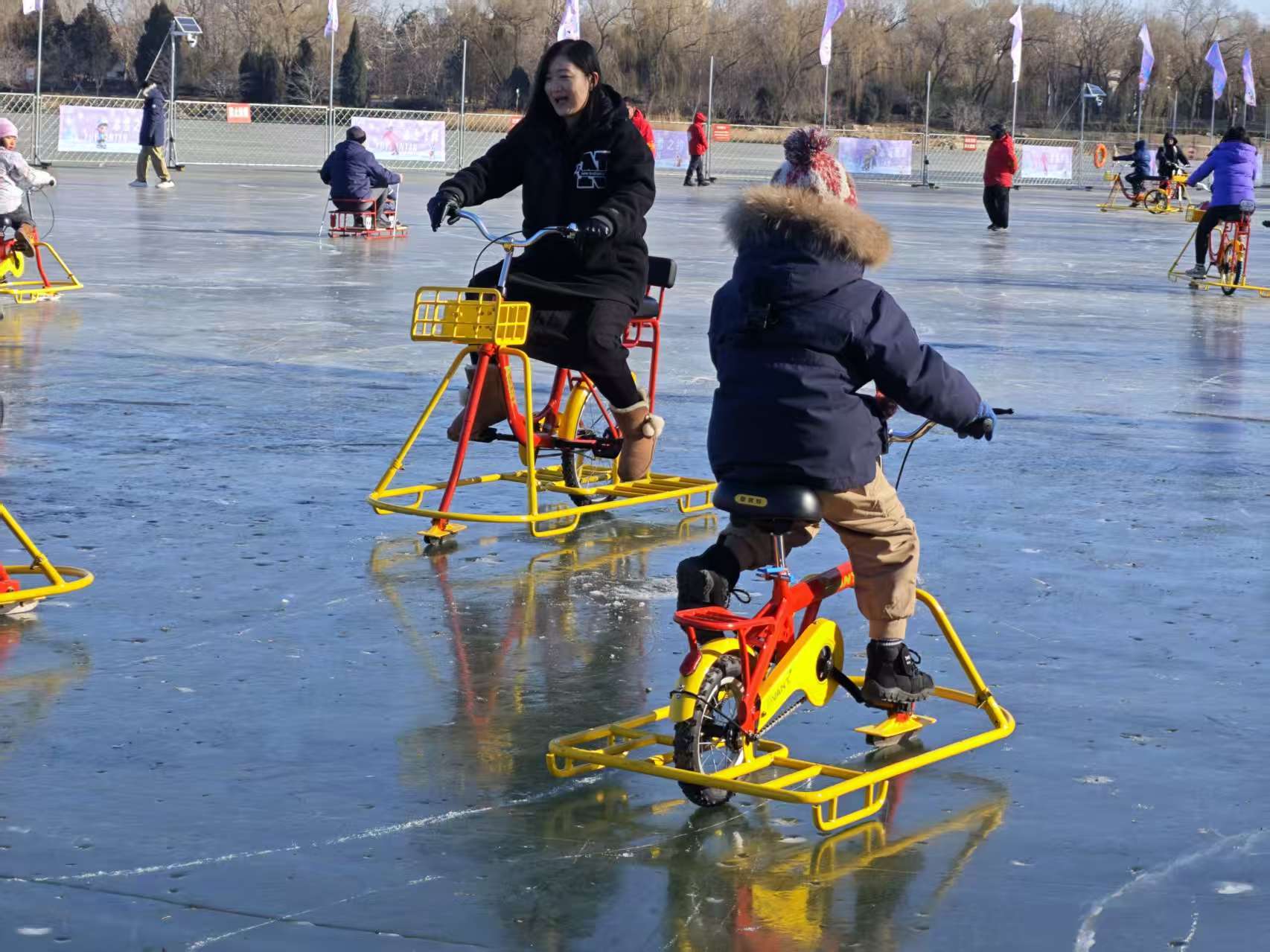 北京市属公园冰场陆续开放，部分设有速滑区