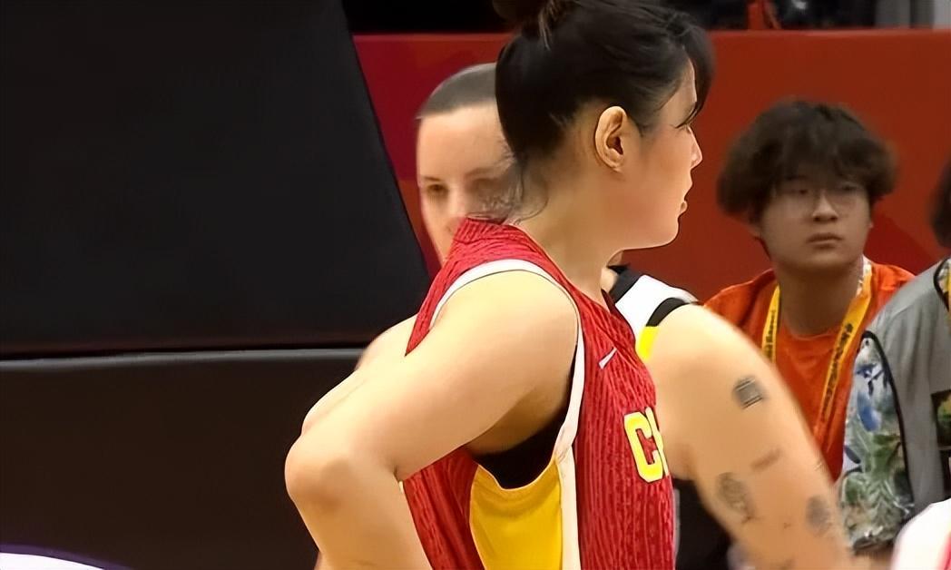 女篮半场惨败比利时！杨舒予张子宇遮羞布，2内狂铁，攻守曝弊端